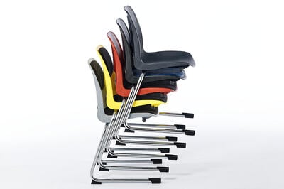 Robuste Schulungsstühle mit C-Freischwinger